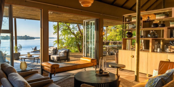 Villa dengan area lounge di tepi danau atau sungai